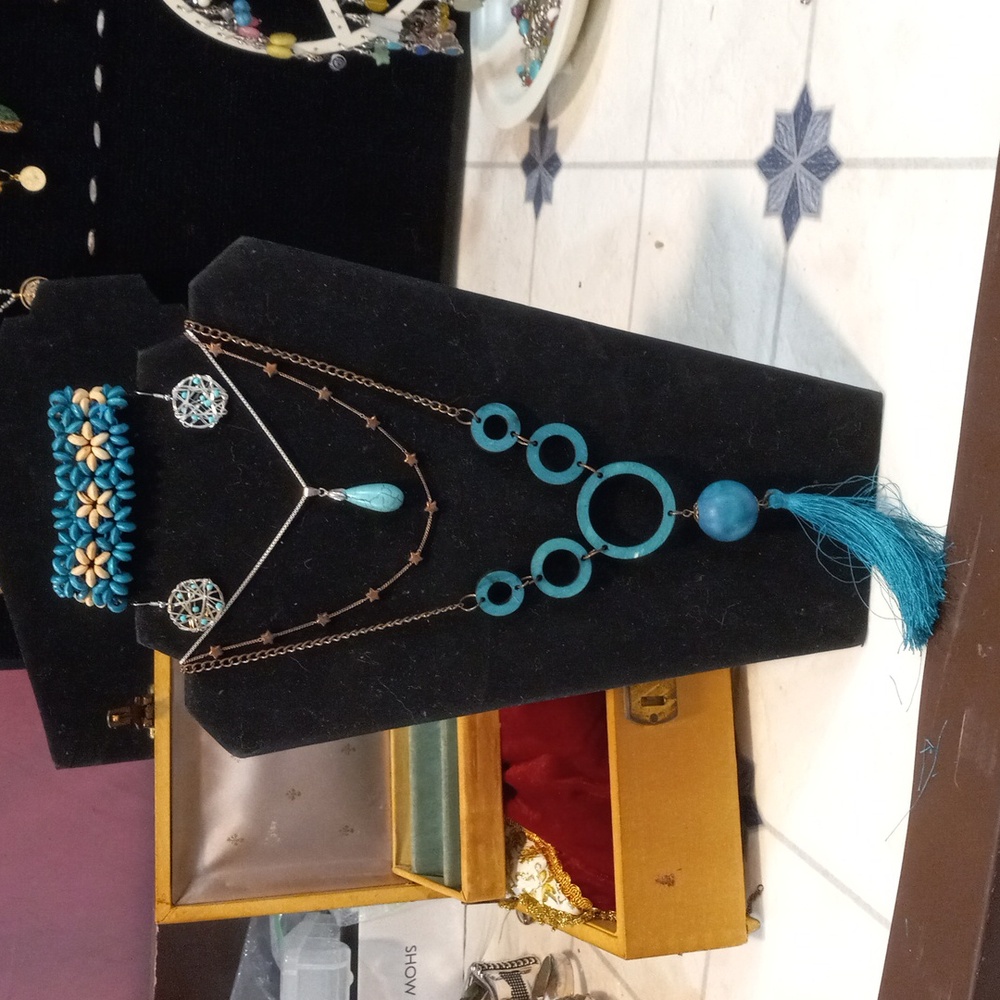 Turquoise Lot of 3 necklaces, a bracelet and a pair of earrings